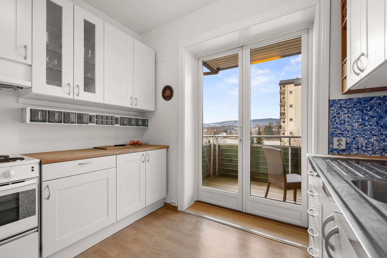 Kjøkken med utgang balkong. Galleribilde