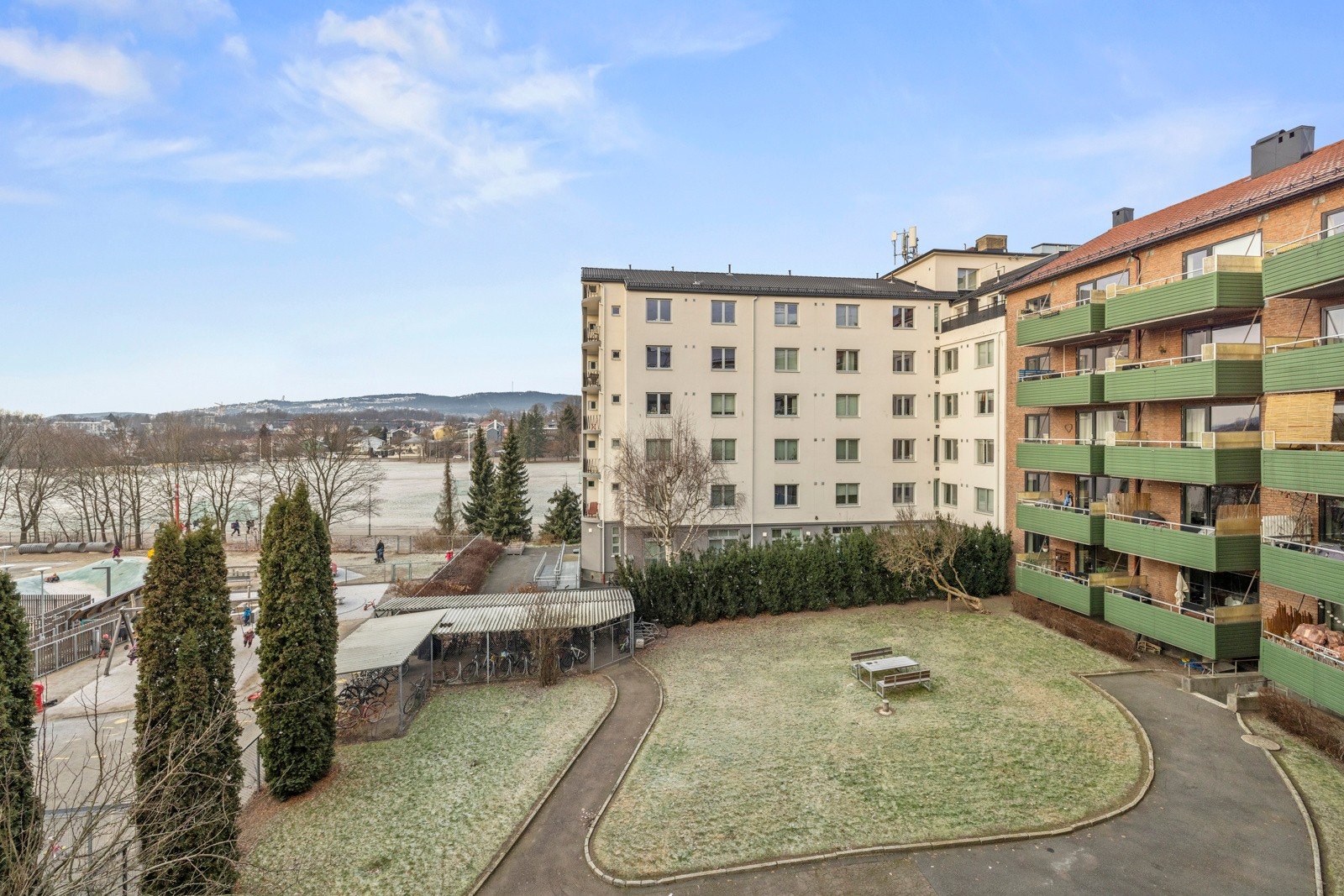 Bakgården og utsikten. Galleribilde