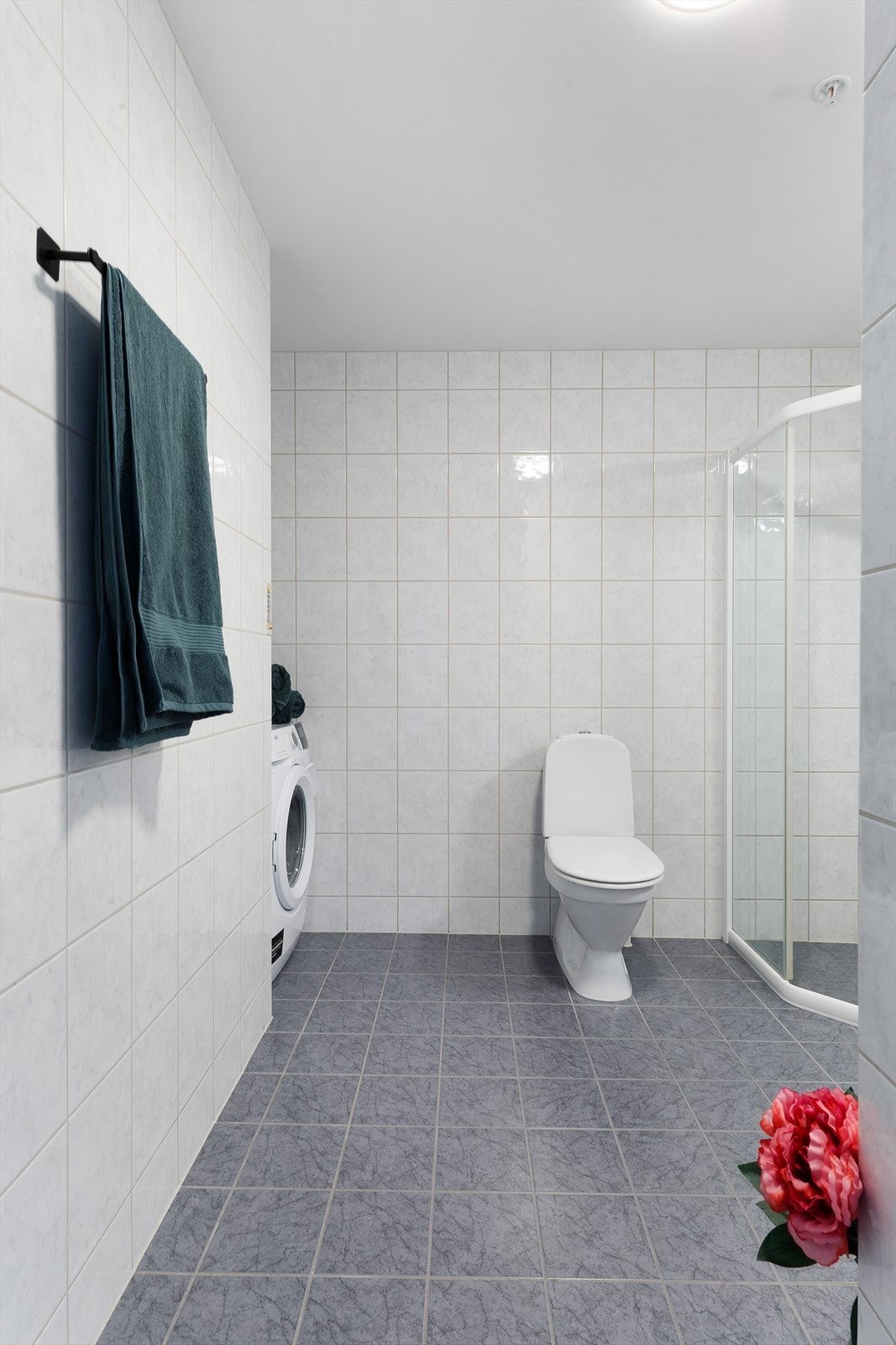 Helfliset bad med dusj, toalett, vask og opplegg til vaskemaskin. Galleribilde