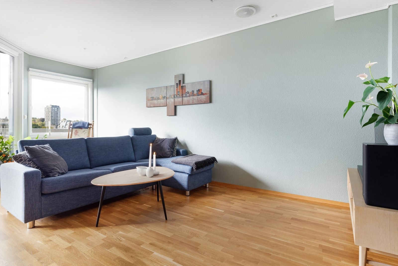Åpen og luftig stue med nymalte vegger. Galleribilde