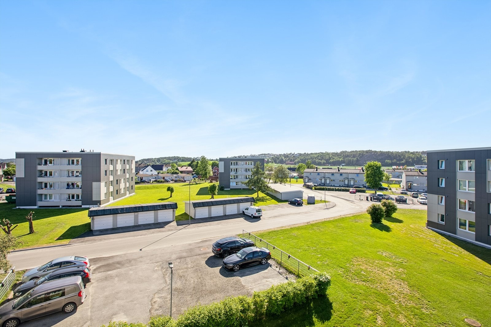 Fra balkongen er det god oversikt over omgivelsene og gode solforhold Galleribilde