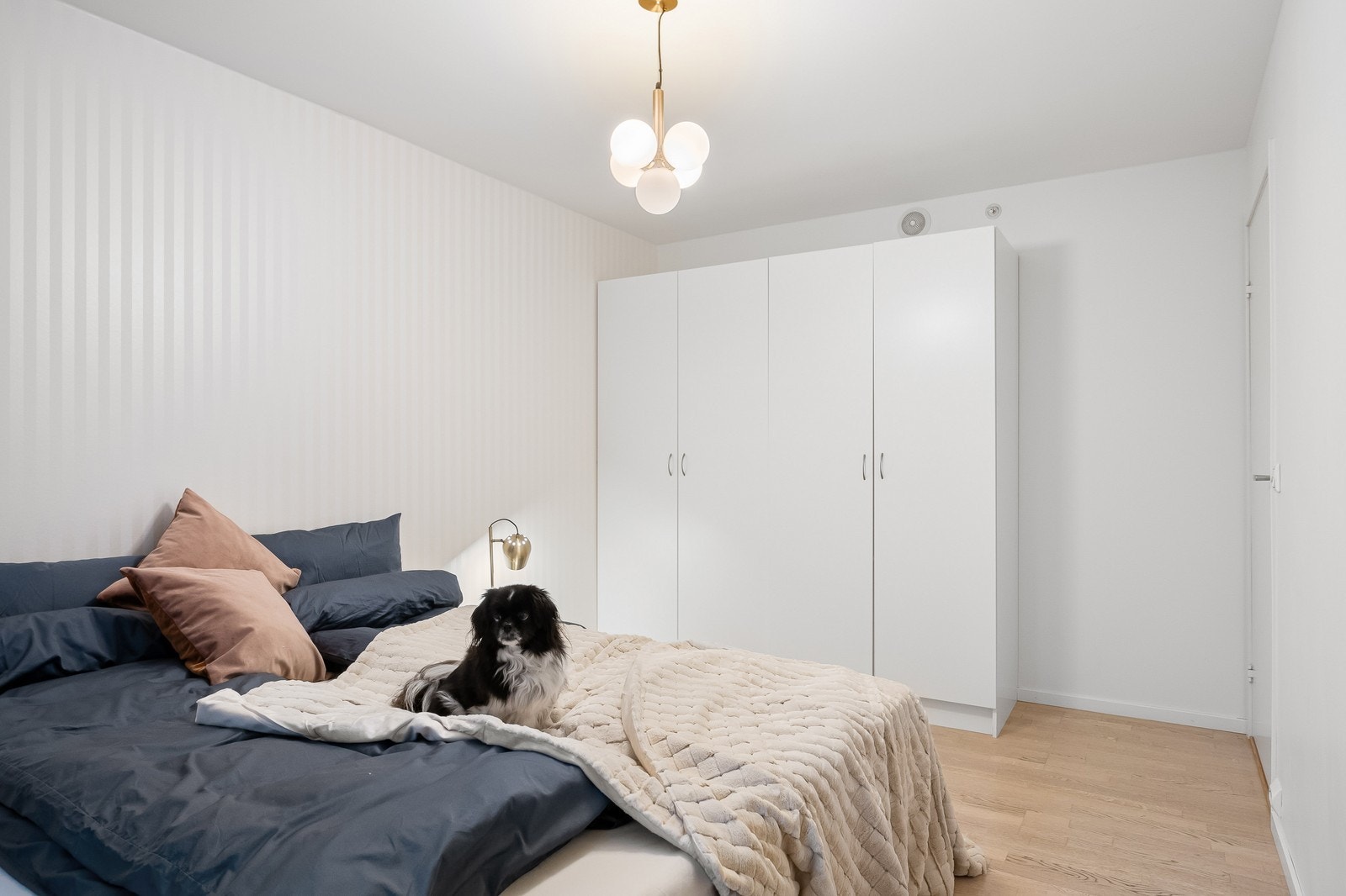 Soverom med garderobe Galleribilde