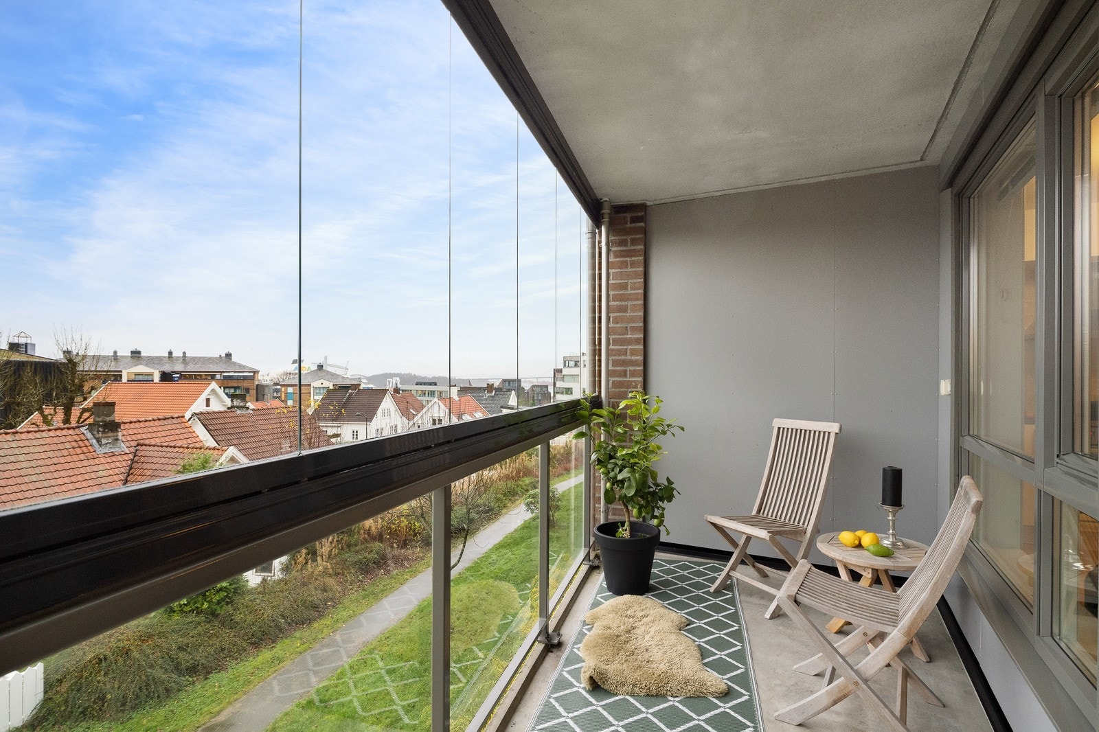 Innglasset balkong mot havnen Galleribilde