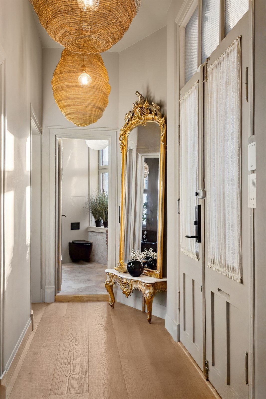 Her ønskes du velkommen inn til en romslig gang med god plass for oppheng av yttertøy. Tilhørende walk-in/bod i entre. Galleribilde