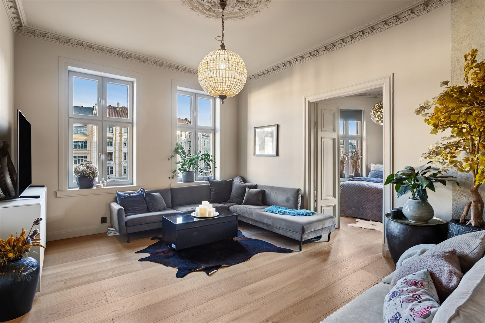 Dette er en klassisk og nydelig 5-roms hjørneleilighet med vinterhage på ca. 4 kvm. Galleribilde