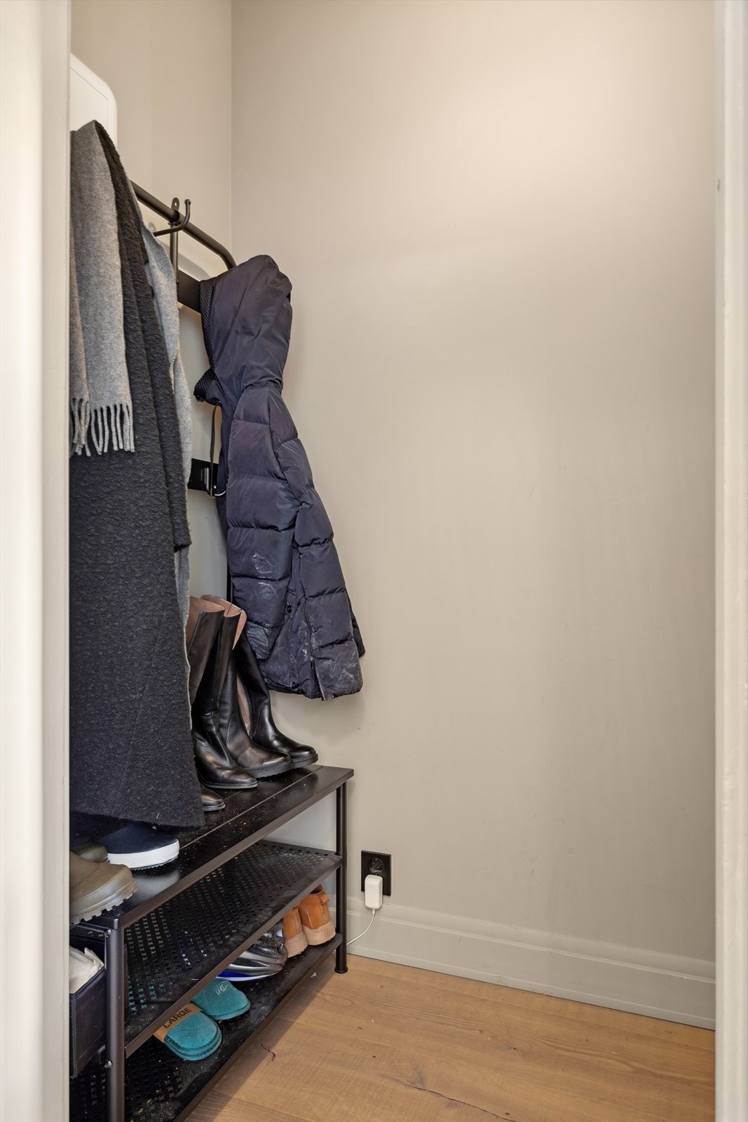 Praktisk walk-in garderobe i gang. Galleribilde