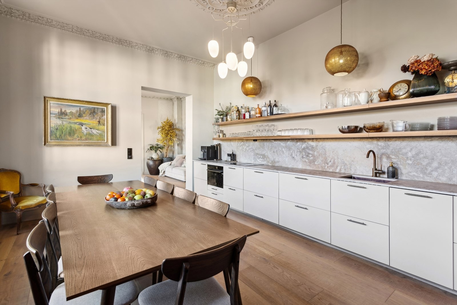 IKEA kjøkkeninnredning fra 2023 med glatte fronter, fastmonterte hyller over benkeskap, steinplate på vegg over benkeskap, benkeplate i steinkompositt med underlimt kum i metall/kobber og kullfilterventilator. Galleribilde