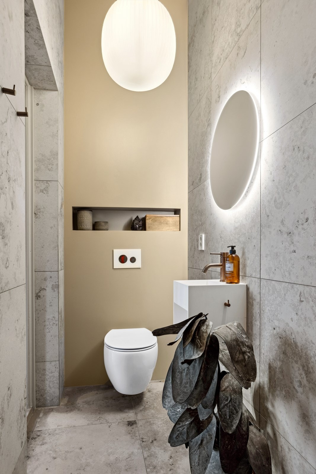 Flislagt baderom med elektriske varmekabler i gulv, flislagte/malte plater på vegger og malt himling. Badet er pusset opp i 2023. Galleribilde