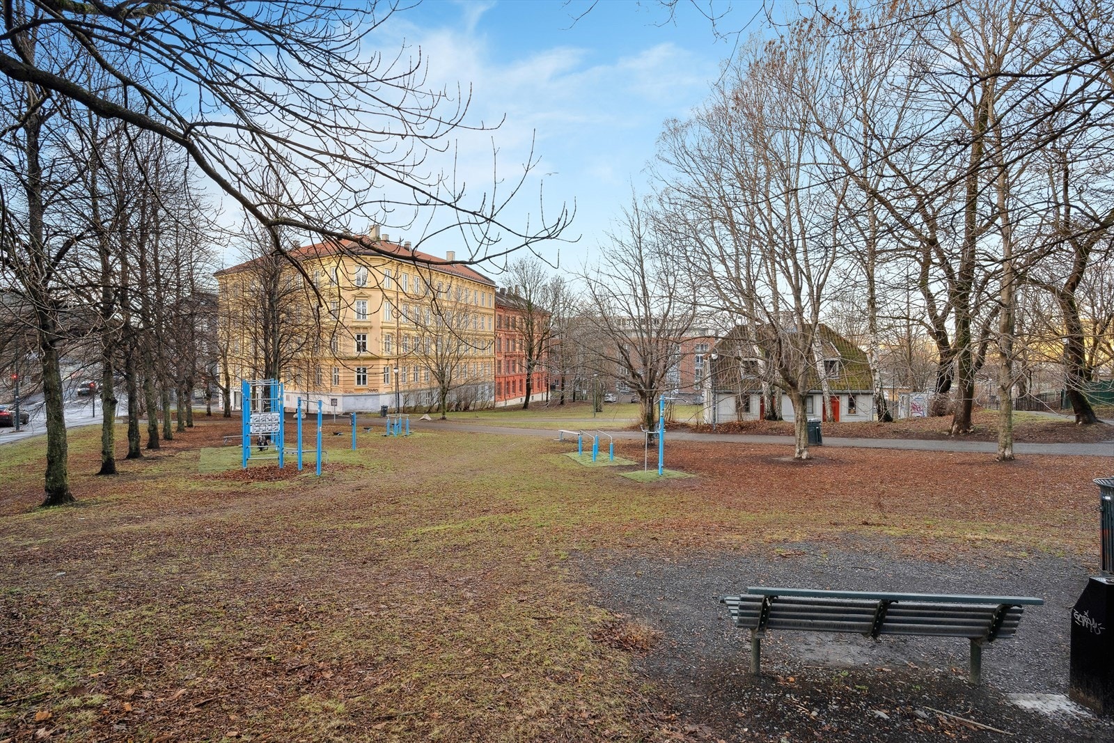 Nærområdet preges av klassisk bygårdsarkitektur og byr på flotte grøntområder og parker som Klosterenga skulpturpark. Galleribilde