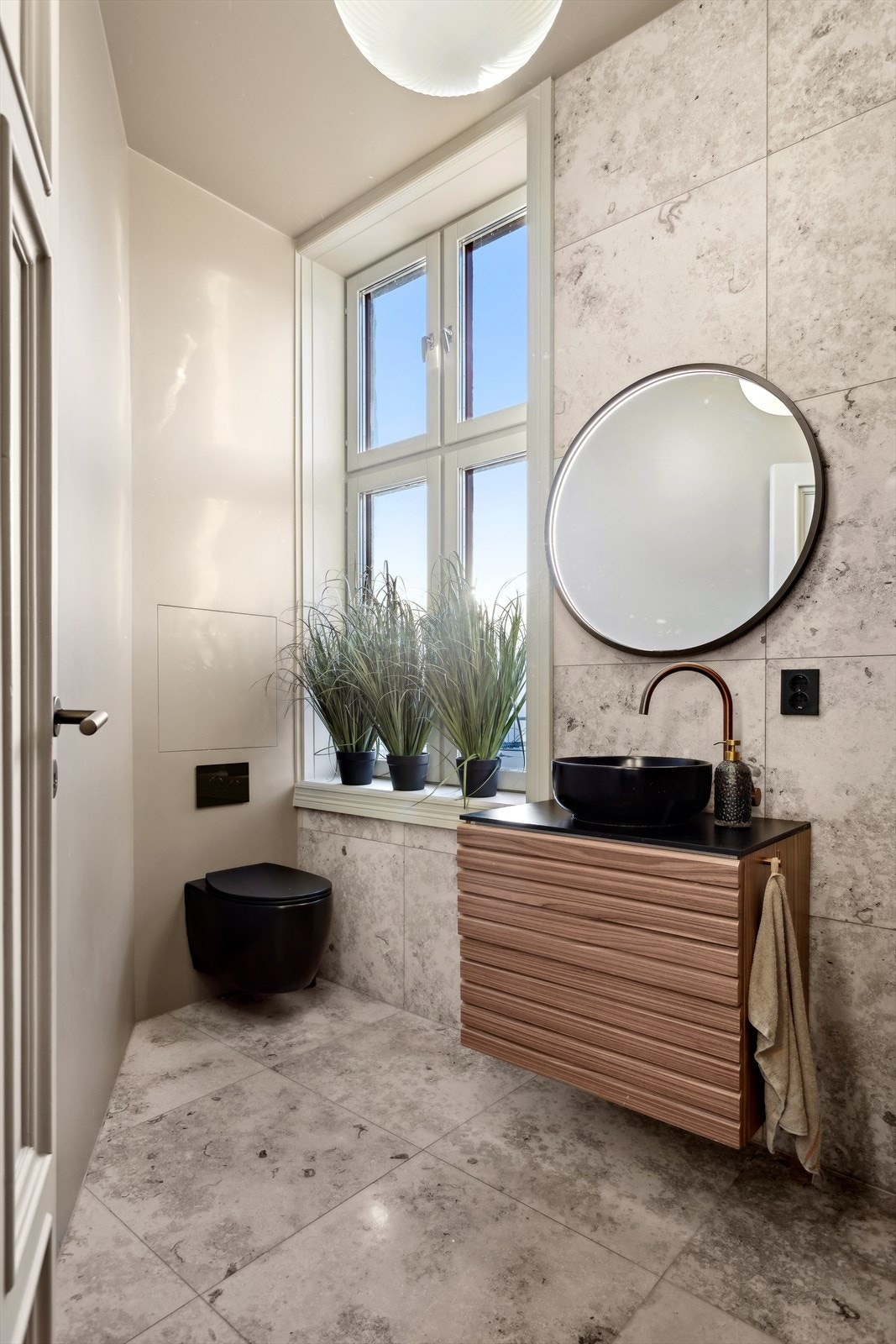 Bad 1: Flislagt baderom med elektriske varmekabler i gulv, flislagte/malte plater på vegger og malt himling. Badet er pusset opp i 2023. Galleribilde