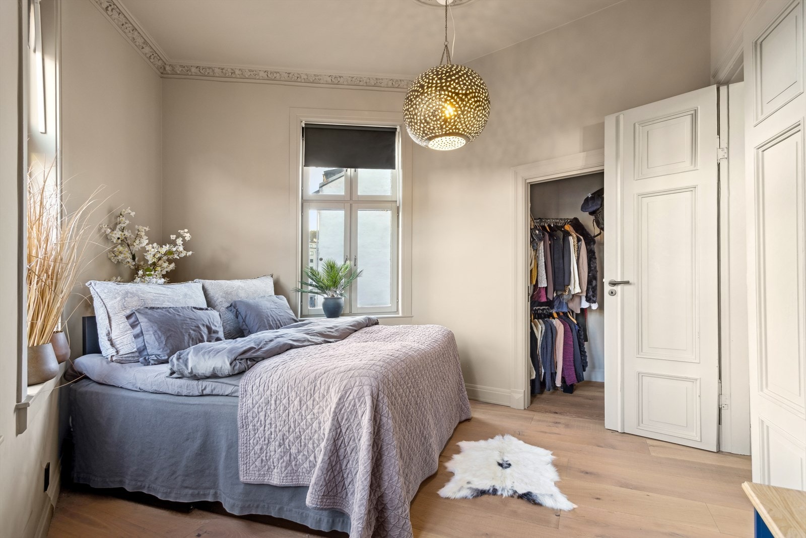 Soverom 2 med tilhørende walk-in garderobe. Galleribilde