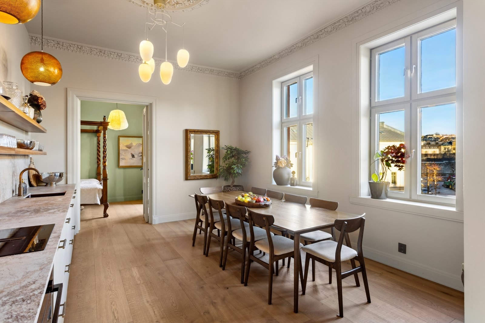 Kjøkkenet ligger praktisk plassert i et eget rom. Her er det plass til et stort spisebord hvor en bedre middag kan nytes sammen med det inviterte selskapet. Galleribilde