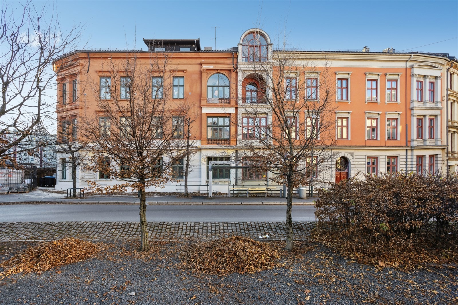 Leiligheten har en populær beliggenhet i Gamlebyen. Her bor dere med nærhet til absolutt alt dere trenger av service- og kollektivtilbud, flotte grøntområder og det yrende byliv! Gåavstand til Barcode og Sørenga. Fasaden er pusset opp i 2024. Galleribilde