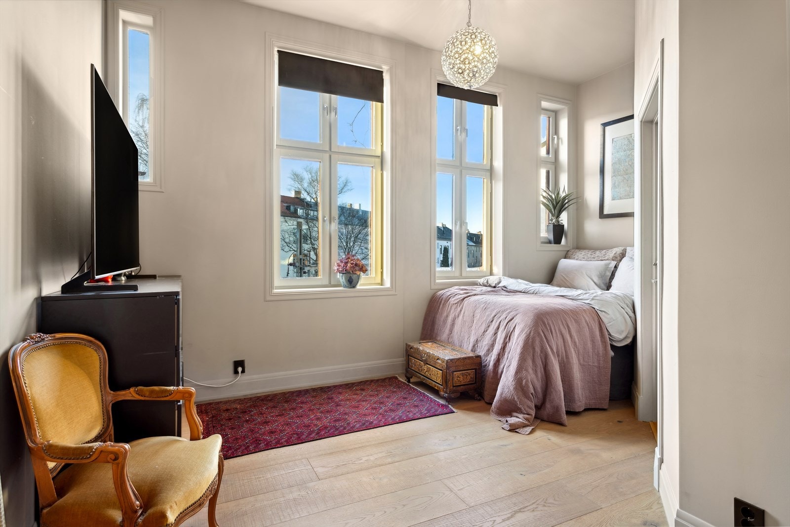 Soverom 3 - God plass til dobbeltseng og tilhørende møblement/garderobe. Fra dette rommet er det direkte adgang til bad nr 2.
Det er mulig å gjøre dette soverommet om til egen hybeldel med egen inngang. Galleribilde