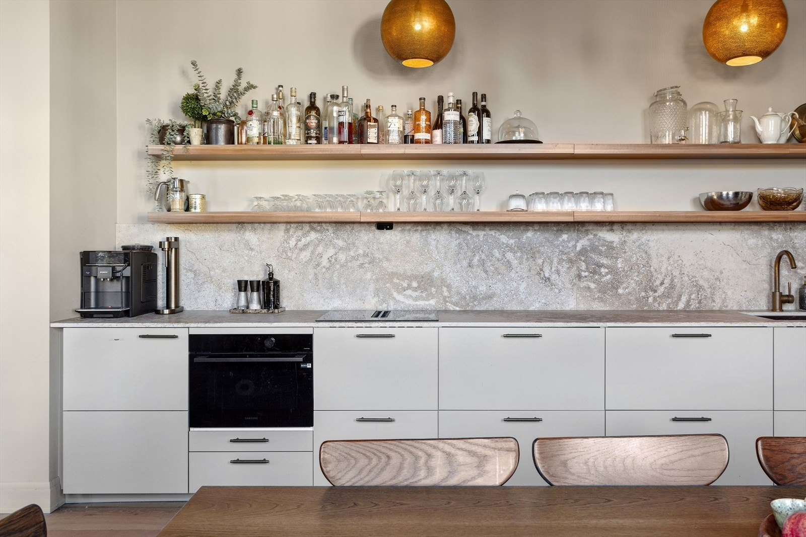 Hvitevarer som induksjonstopp, stekeovn, oppvaskmaskin og kjøl/frys er integrert i innredningen. Komfyrvakt er montert. Galleribilde