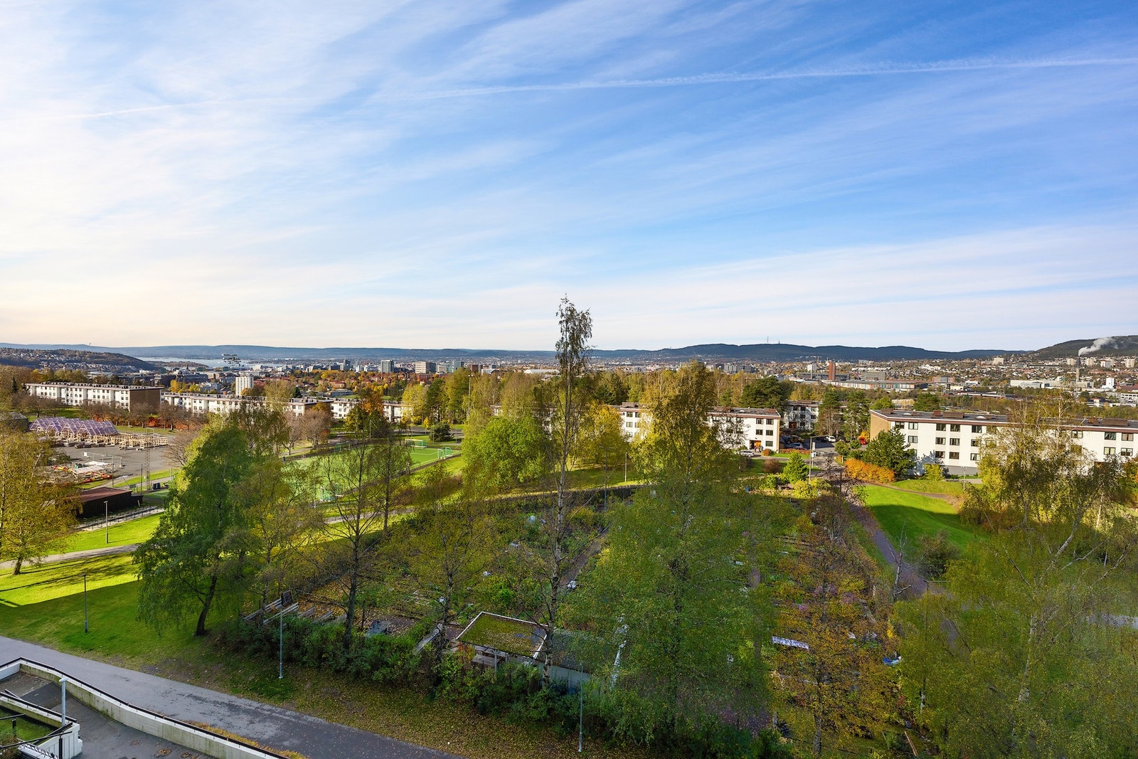 Utsikt fra blokken når været er på sitt beste. NB! bildet er tatt fra en høyere etasje (5.-7. etg) for å gi en ide av hva man kan forvente. Galleribilde