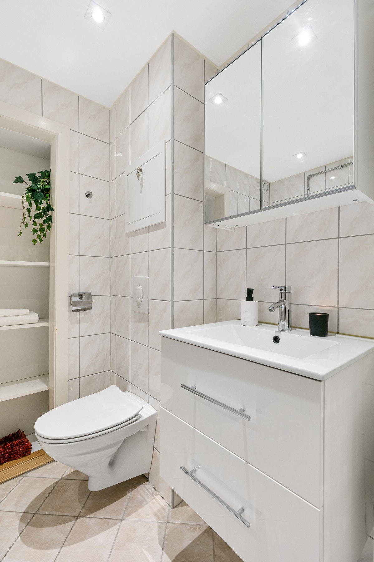 Badet ble oppgradert i 2021 med ny servant og blandebatteri, samt opplegg for vaskemaskin. Galleribilde