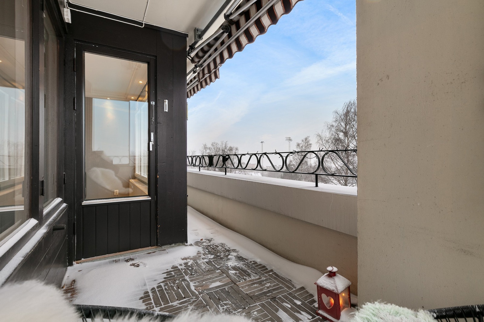 Balkongen er perfekt plassert for å nyte ettermiddags- og kveldssolen. Her kan man skape sin egen oase med grill og utemøblement. Galleribilde
