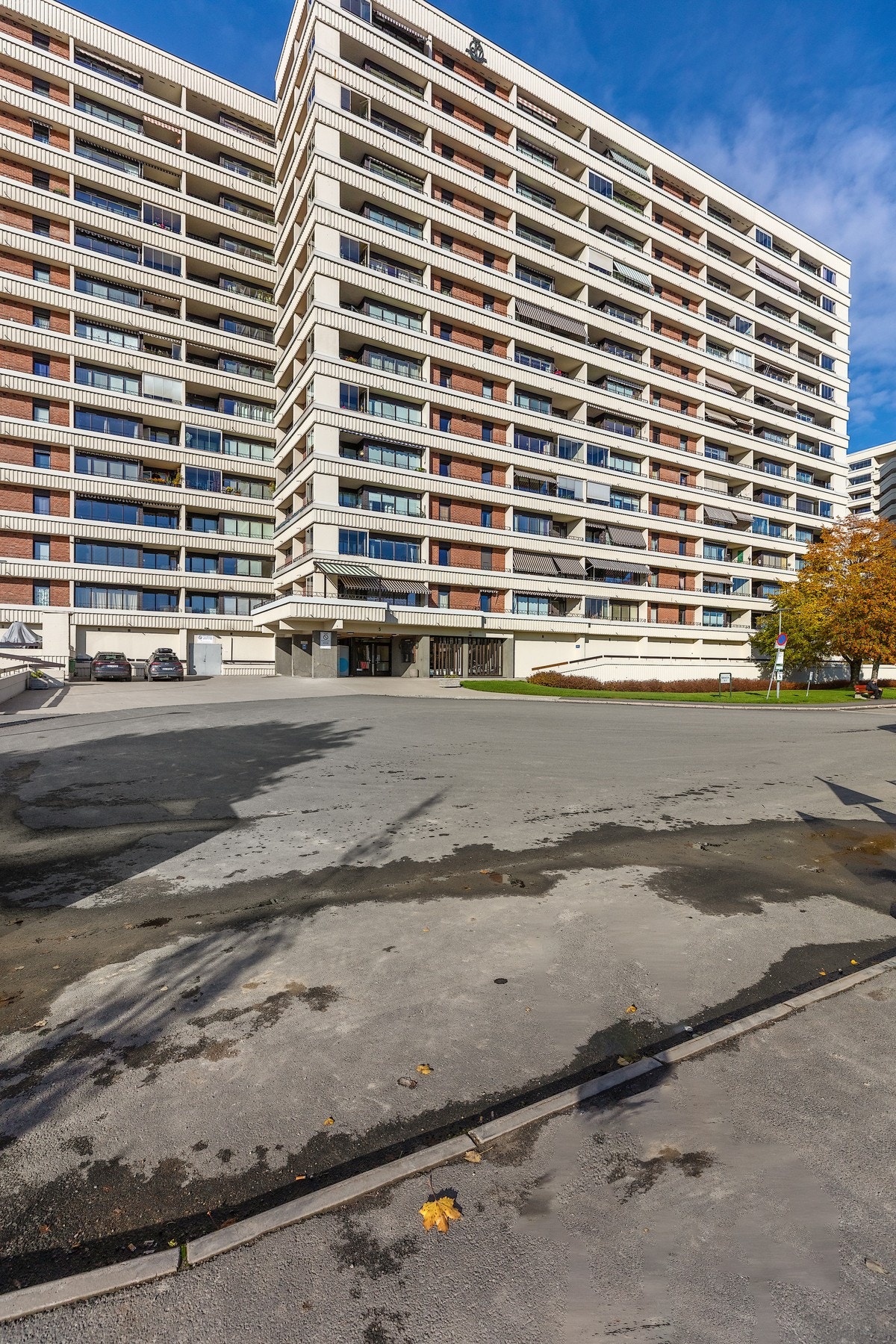 Leilighetene er fordelt på tre blokker med 13 etasjer i hver blokk. Her finner du fasiliteter slik som heis, felles takterrasse, fellesvaskeri, mm. Galleribilde