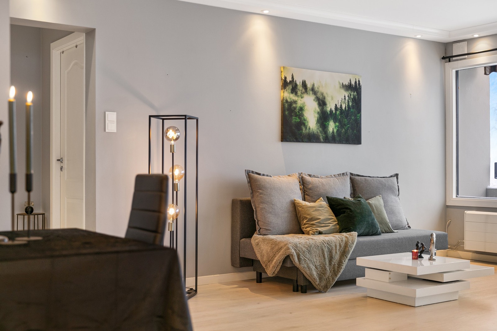 I stuen er det god plass til både sofa og medievegg, og rommet fungerer som hjertet av boligen. Galleribilde