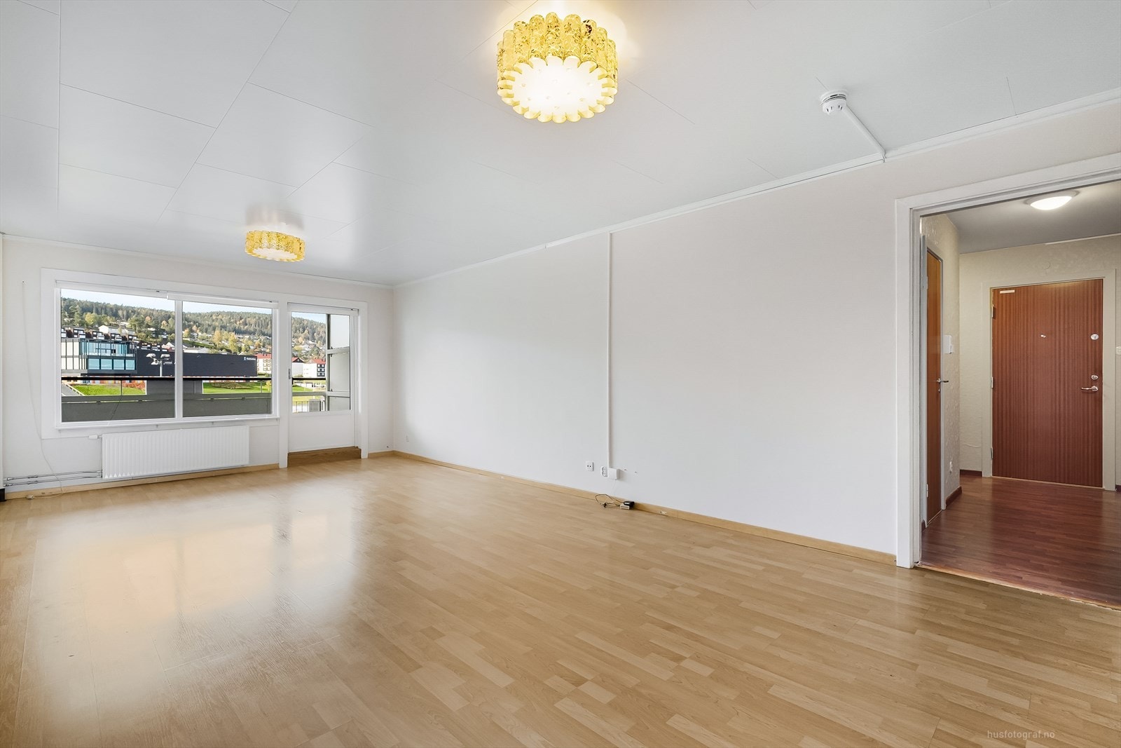 Stor romslig stue med utgang til balkong Galleribilde