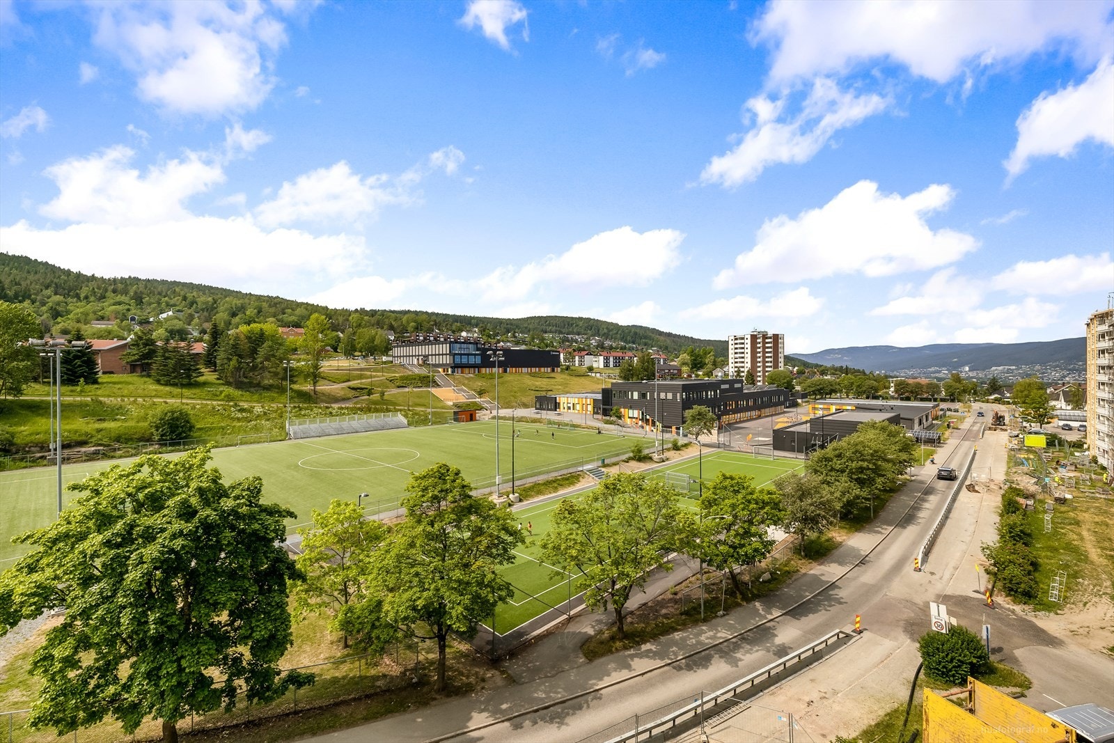 Utsikt mot Fjell skole og fotballbanene Galleribilde