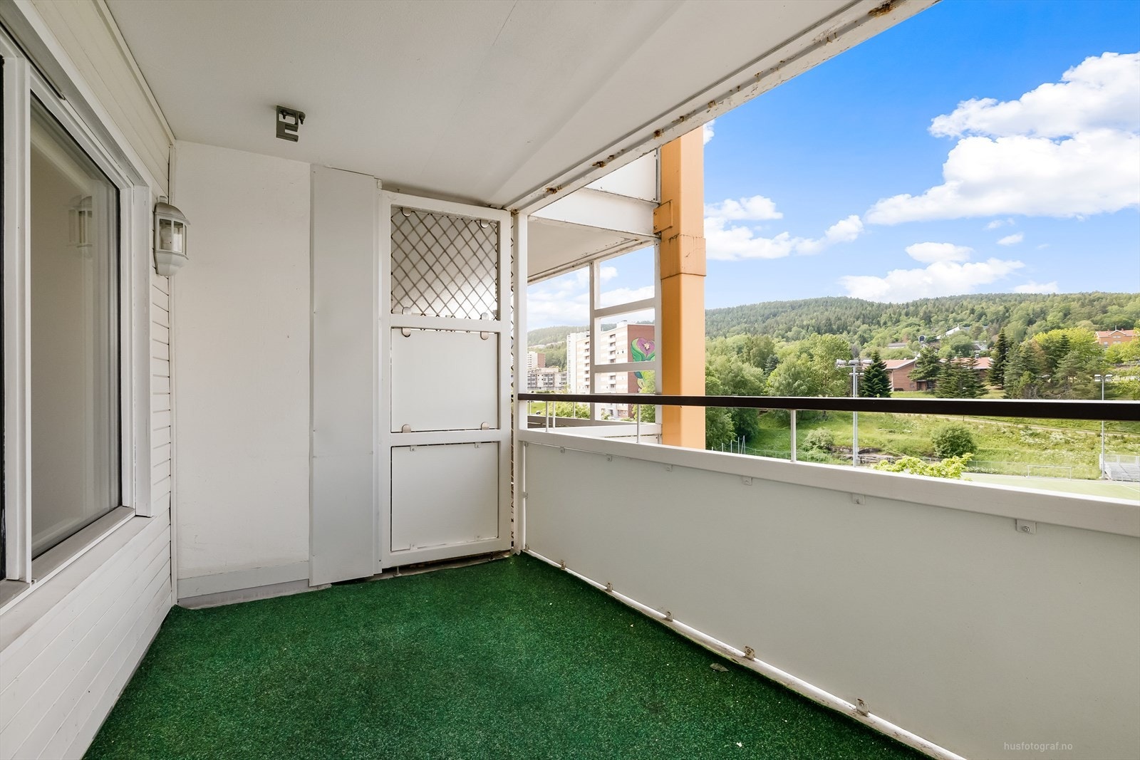 Romslig veranda Galleribilde