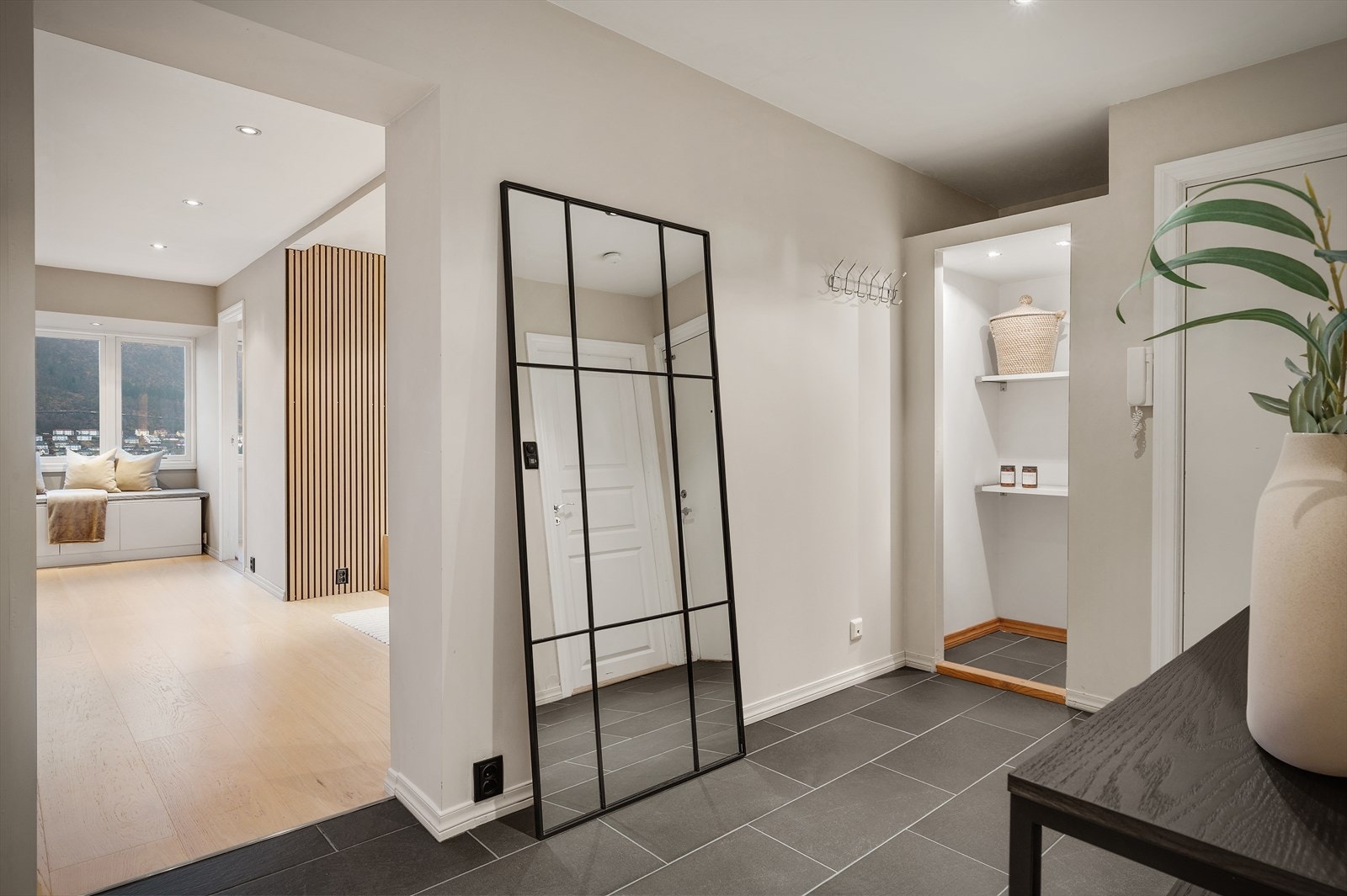 - Lys og romslig entré som gir et flott førsteinntrykk av boligen - Galleribilde