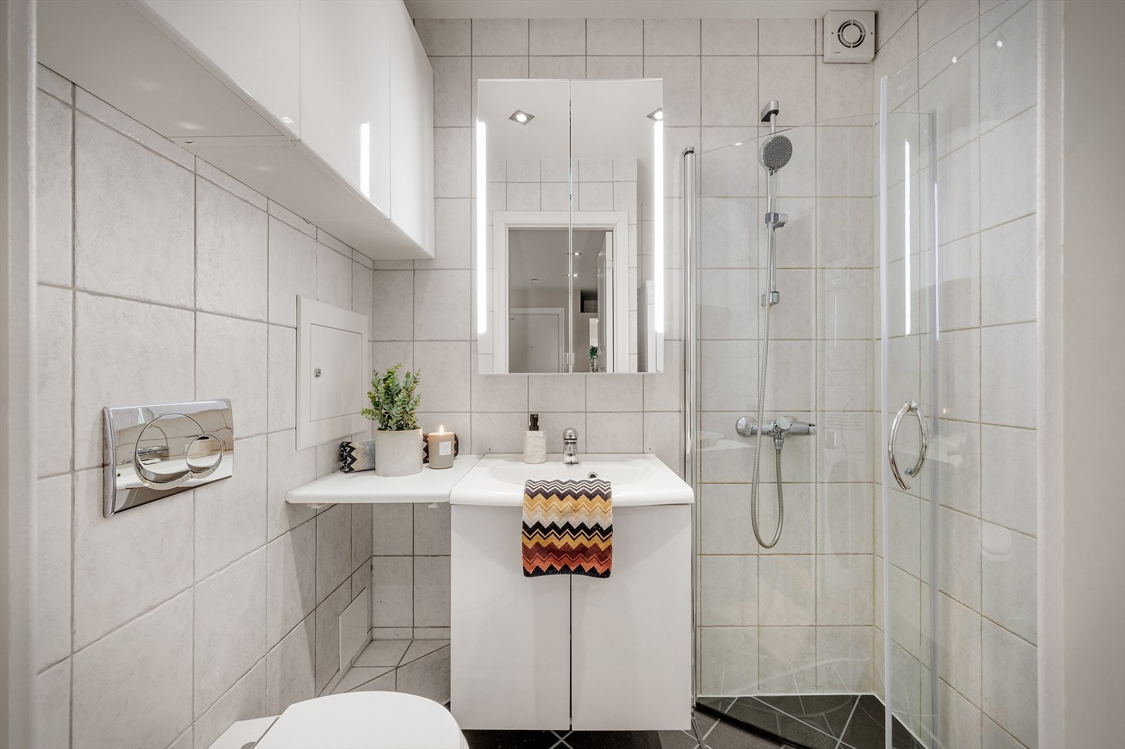 - Lyst, helfliset bad med deilig varme i gulvet - Galleribilde