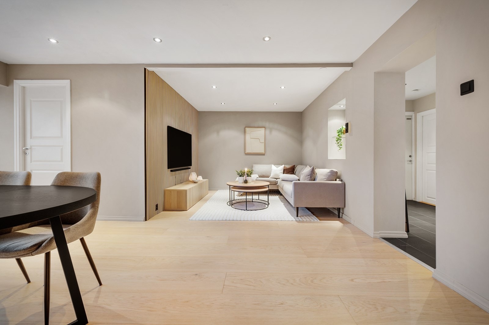 - Spottene i stuen er delt inn i ulike soner, slik at du kan justere lysstyrken etter behov for å skape den stemningen du ønsker - Galleribilde