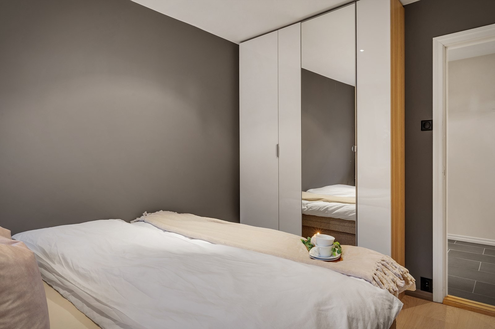 - Soverommet er malt i behagelige farger for å gi en god harmoni - Galleribilde