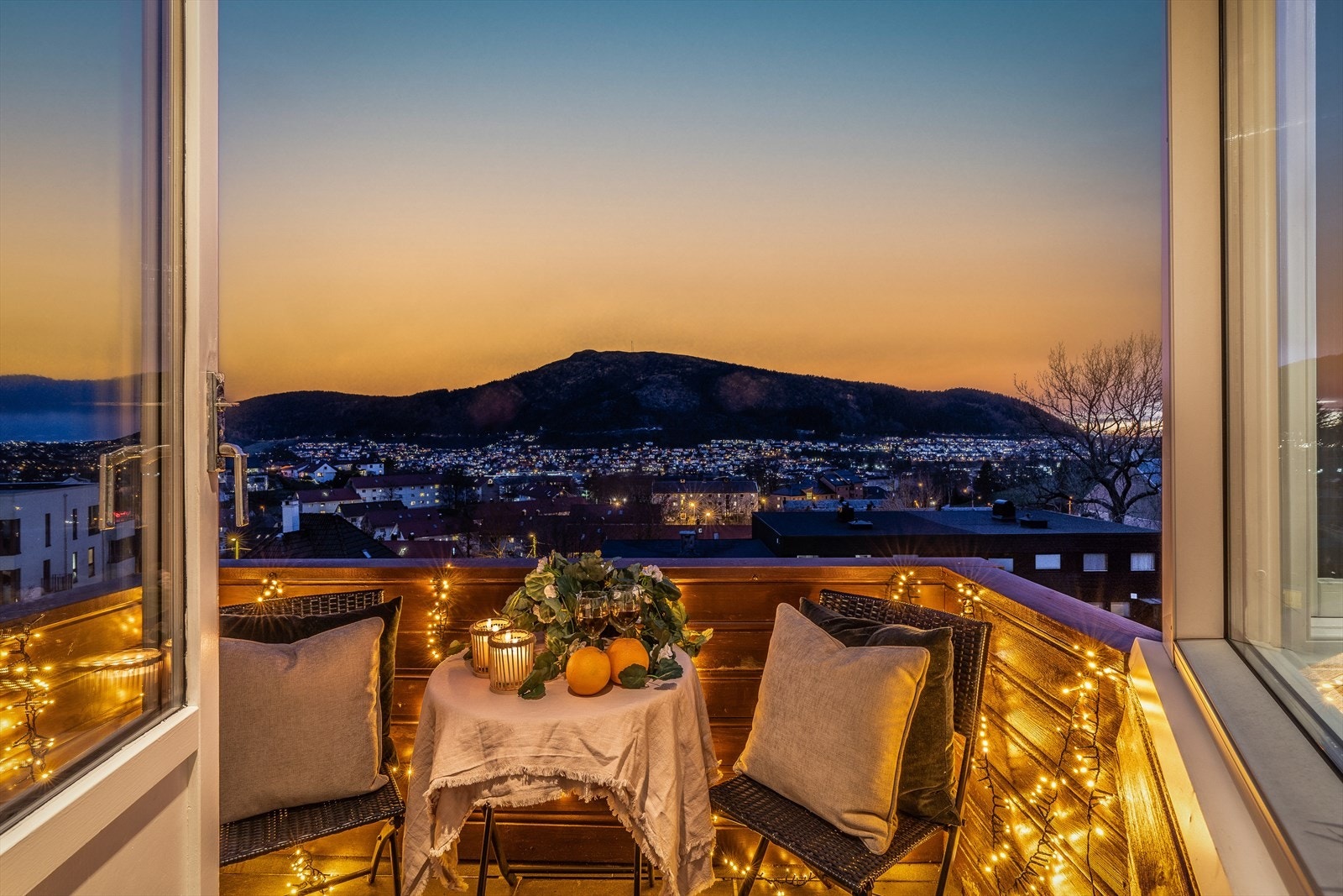- Balkongen imponerer både på dagtid og i kveldstimene - Galleribilde