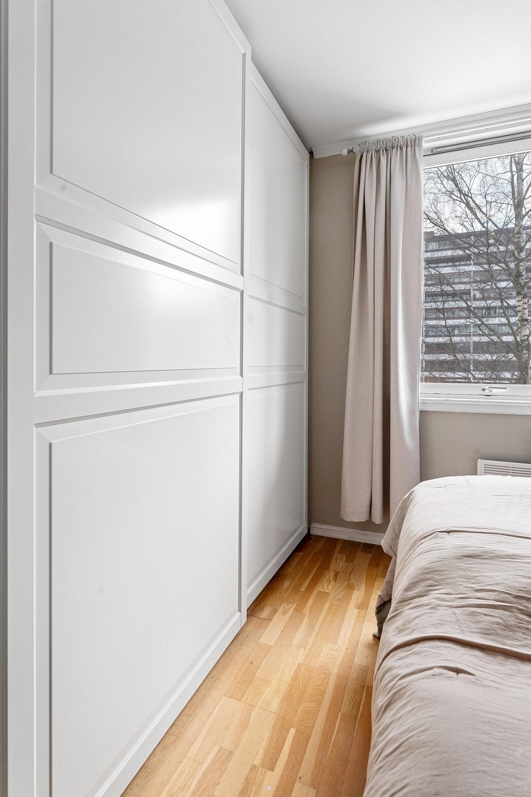 Skyvedørsgarderobe i soverom Galleribilde