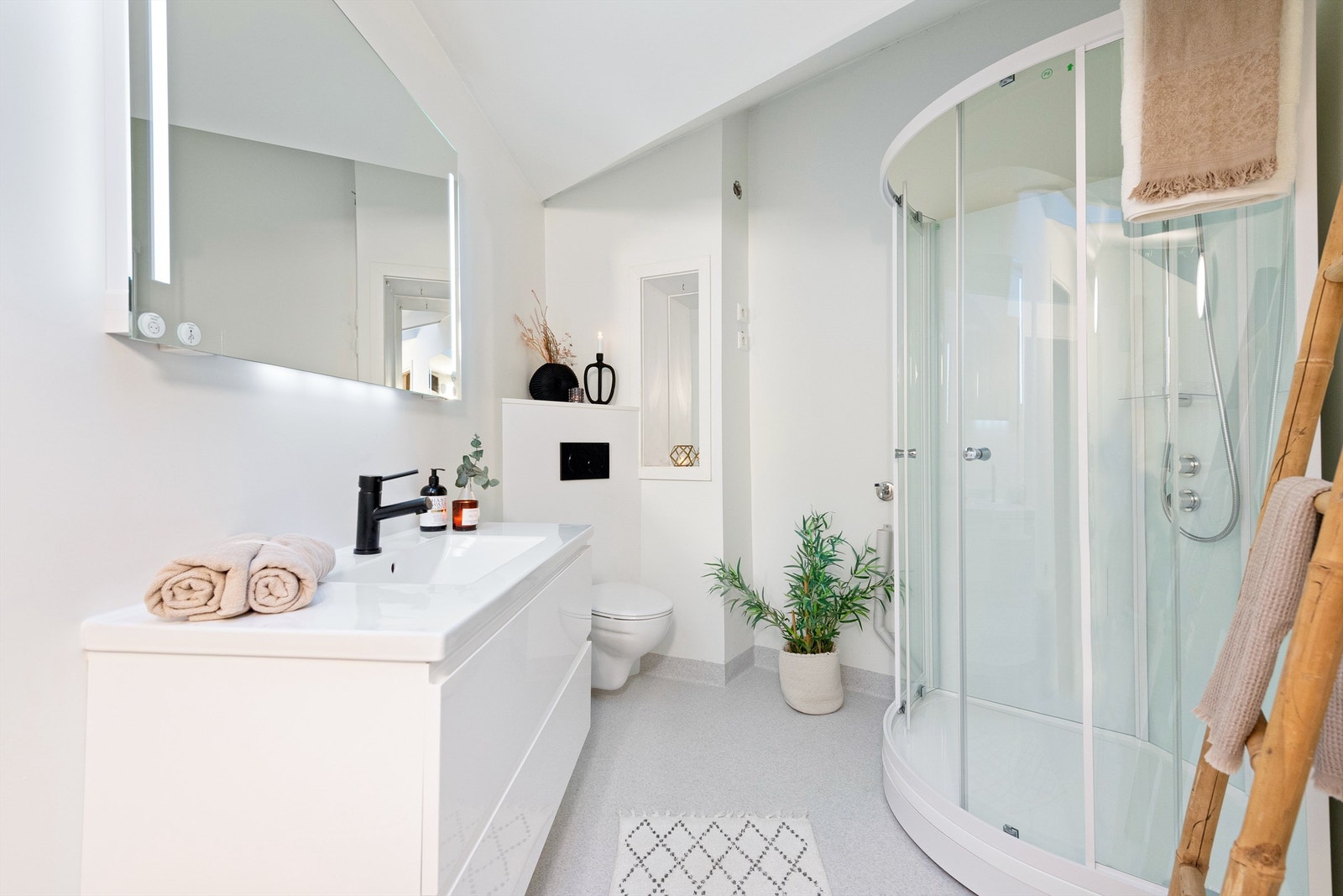 Badet er overflateoppusset i 2024
Det har vinyl gulv med eldre gulvvarme, Galleribilde