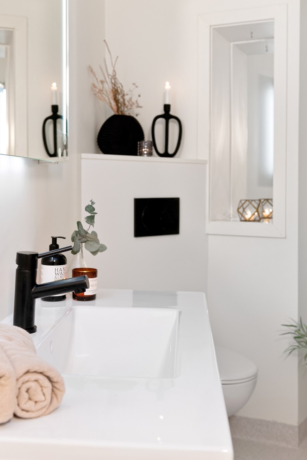 Pent og moderne bad/wc som ble overflateoppusset i 2024. Galleribilde