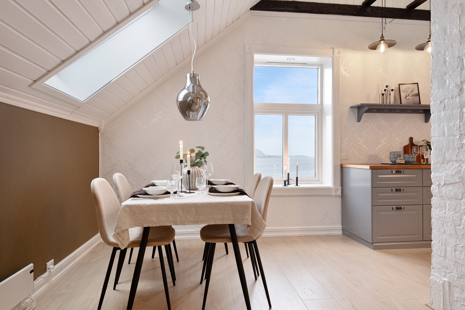 Det er plass til spisestue i tilknytning til kjøkken Galleribilde