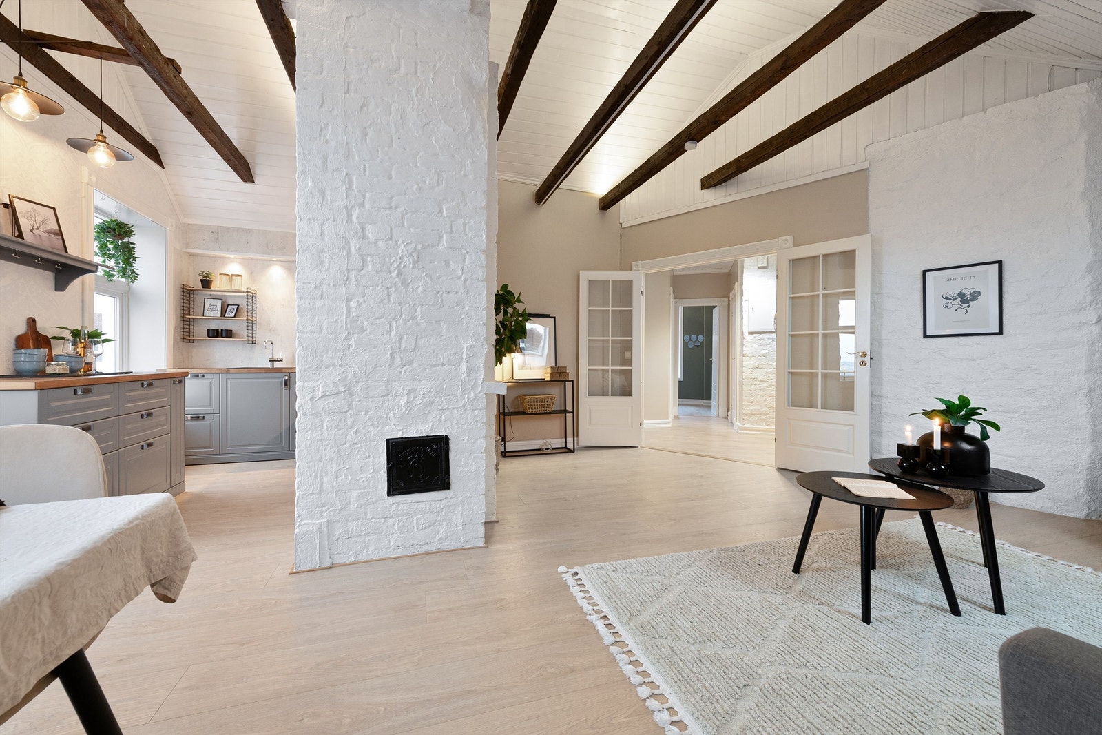 Stue med adskilt åpen kjøkkenløsning. Galleribilde