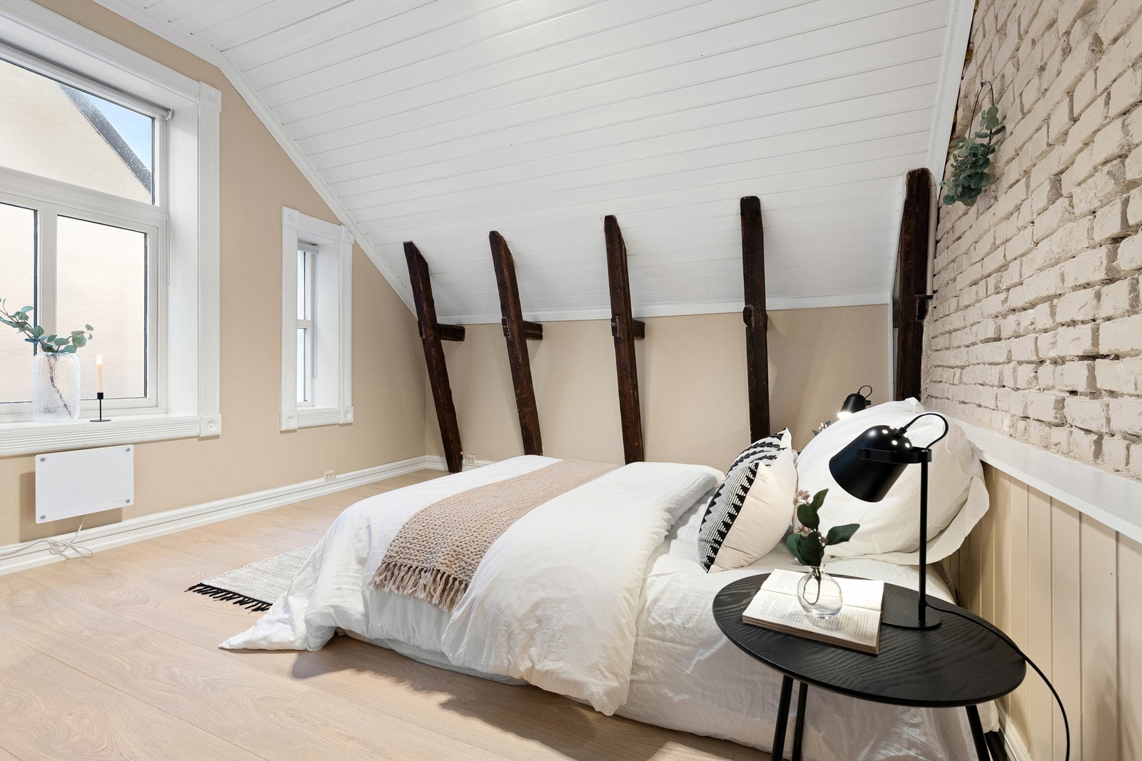 Romslig ovedsoverom med skråtak Galleribilde