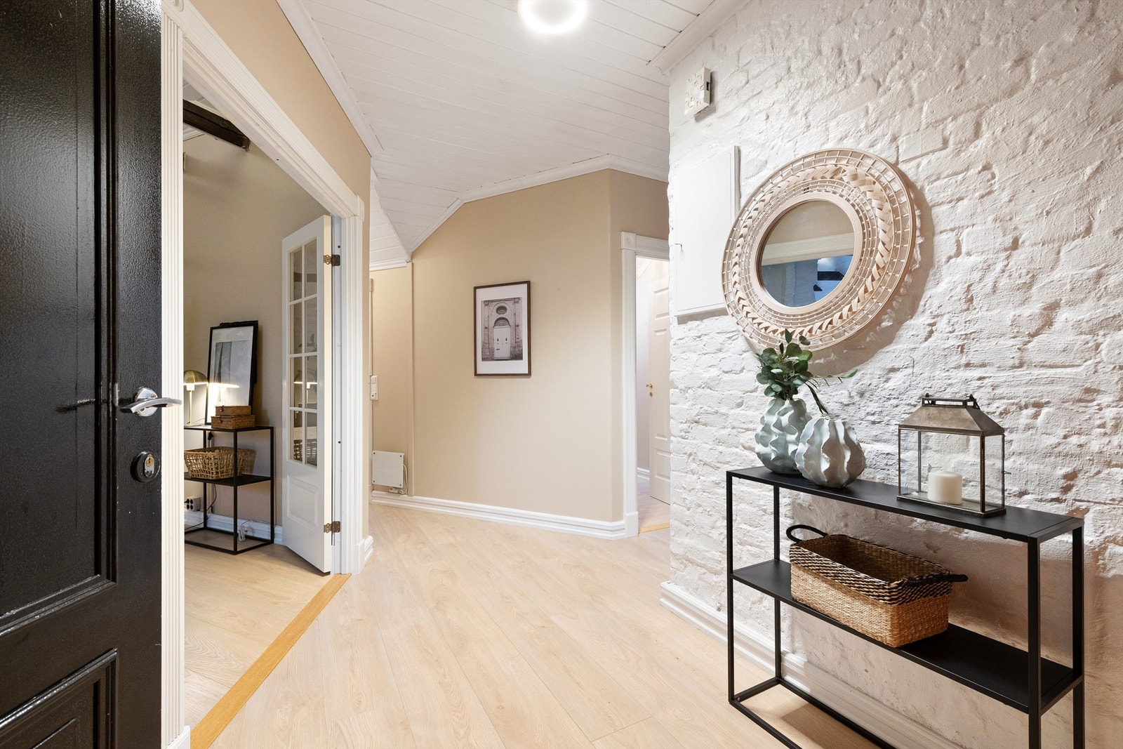 Entre/gang med dobble dører mot stue/kjøkken Galleribilde