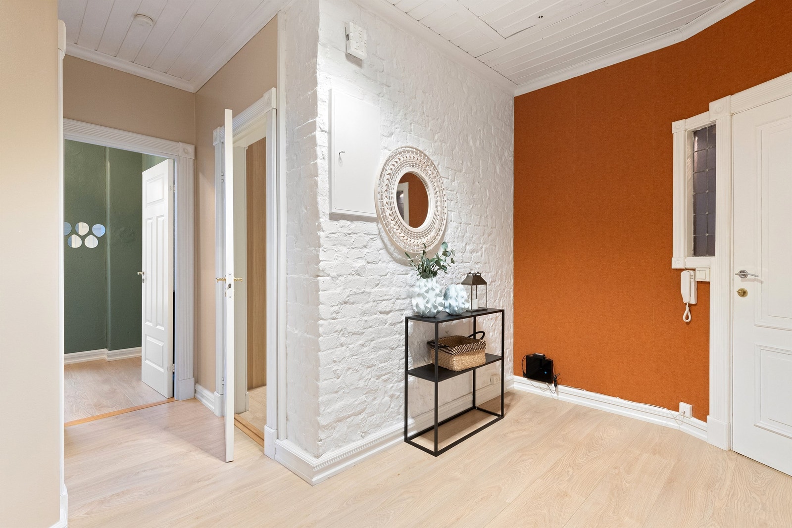 Romslig entre/gang. Luke opp til loft er plassert i gangen. Galleribilde