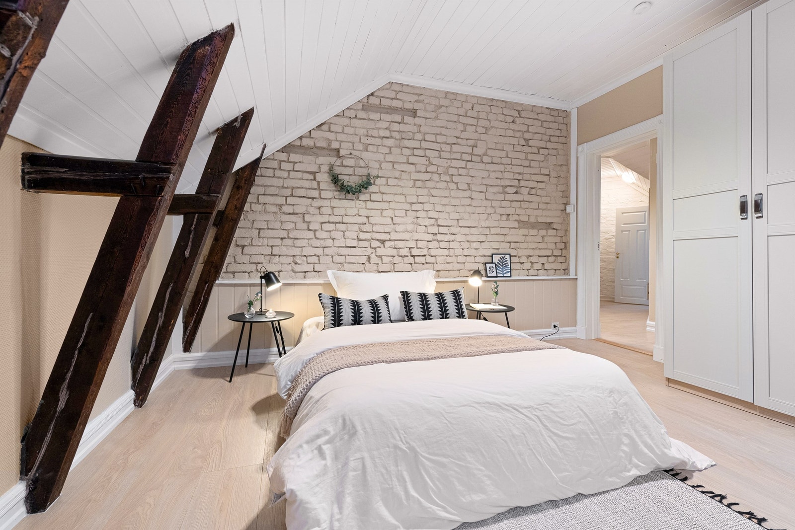 Hovedsoverom er av god størrelse med plass til dobbelseng og nattbord. Frittstående garderobeskap Galleribilde