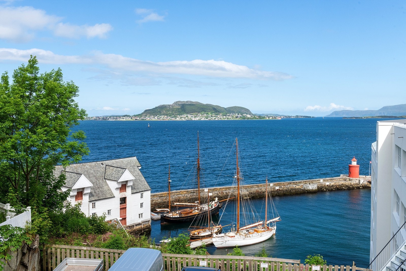 Nydelig utsikt fra stue/kjøkkenvinduet mot Molja. Galleribilde