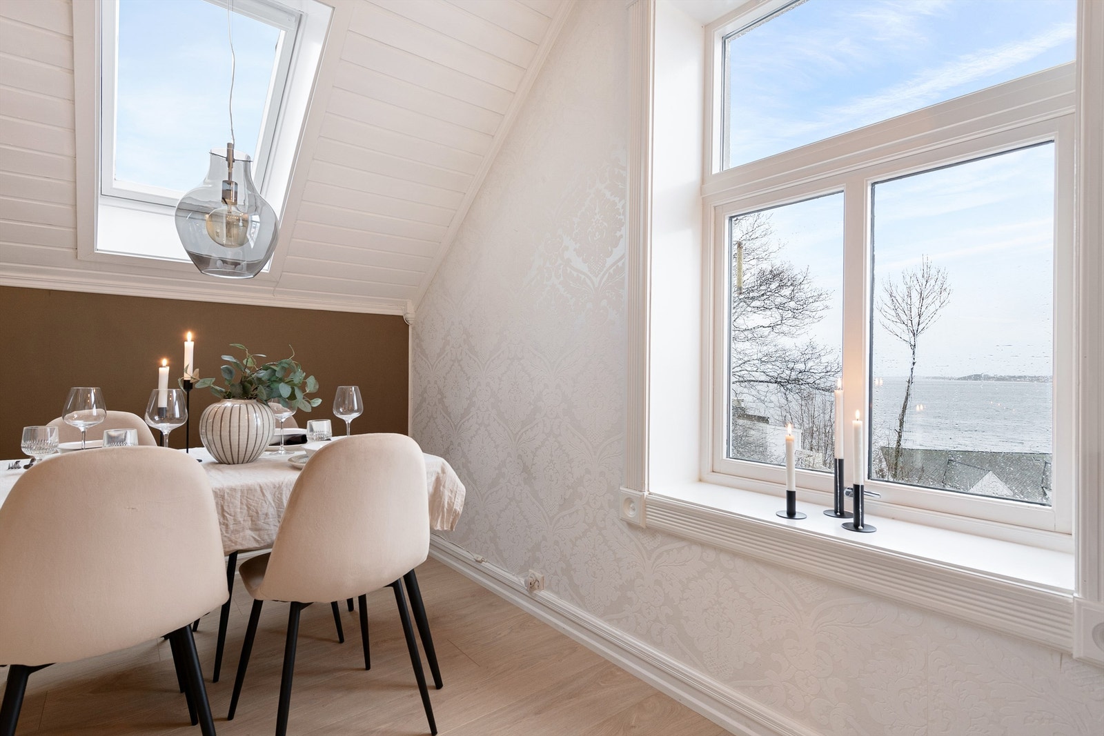 Spisestue med nydelig utsikt fra vinduet. Galleribilde