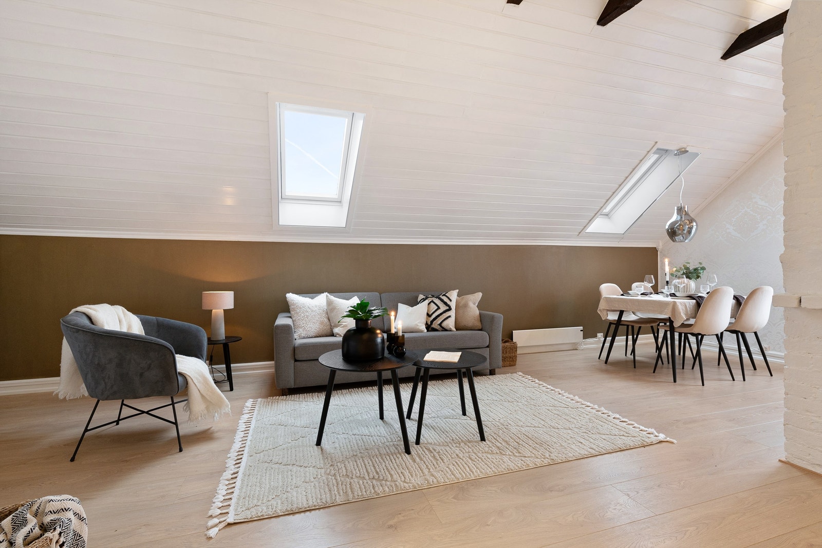 Stue med plass til salong og spisestue. Galleribilde