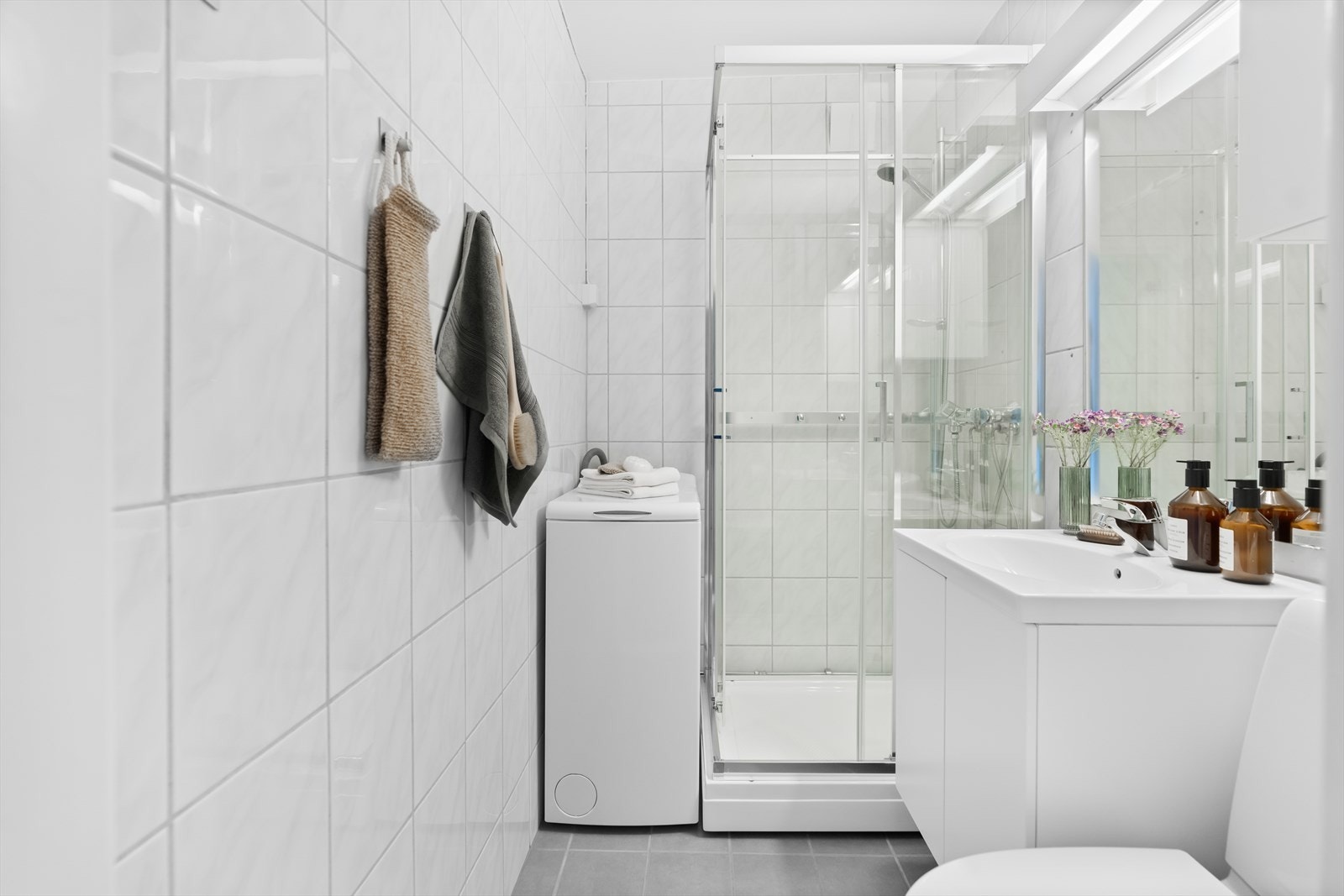 Fra entréen er det inngang til et bad. Badet har flis på gulv og vegger, malt betong i himling og gulvvarme. Galleribilde