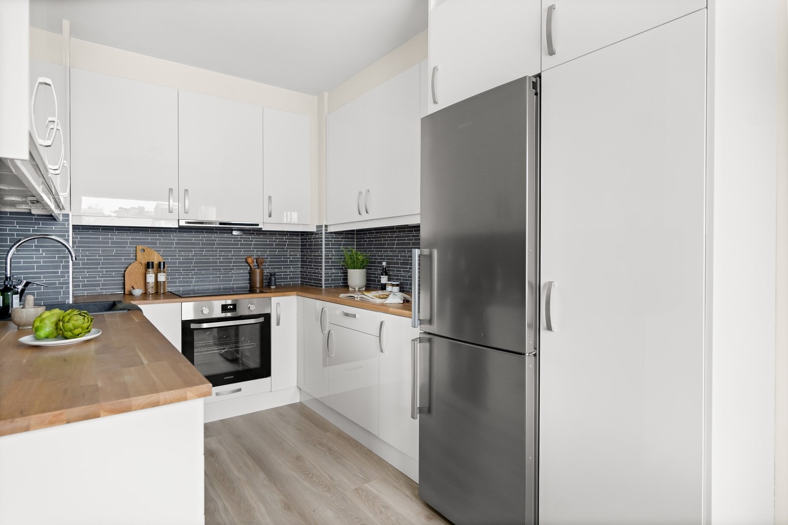 Det er integrert stekeovn og platetopp med kullfiltervifte over stekesonen. Videre er det plass til frittstående oppvaskmaskin samt kjøle-/fryseskap. Galleribilde