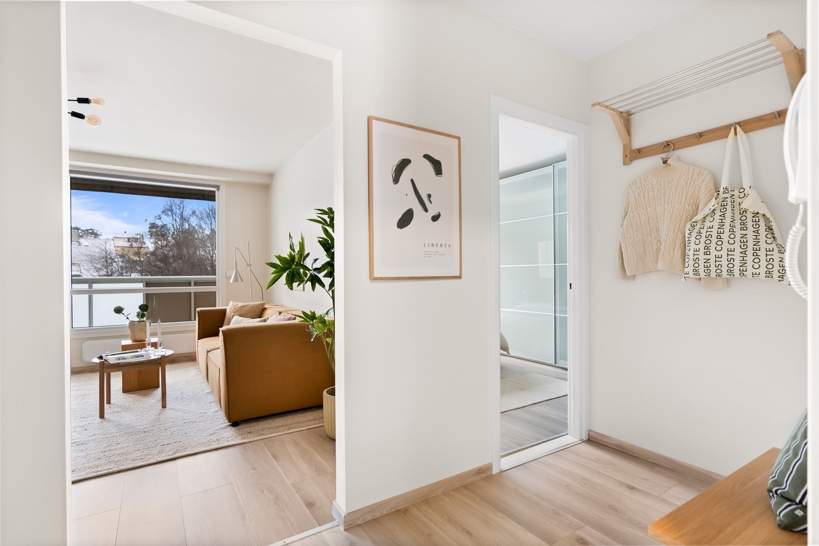 Svært lys og innbydende entré med plass til å henge fra seg yttertøy. Galleribilde