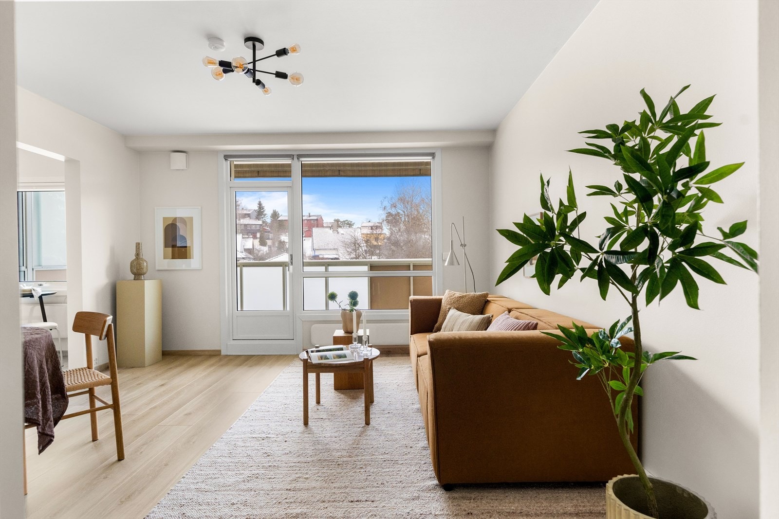 Fra entréen er det inngang til stuen. Galleribilde