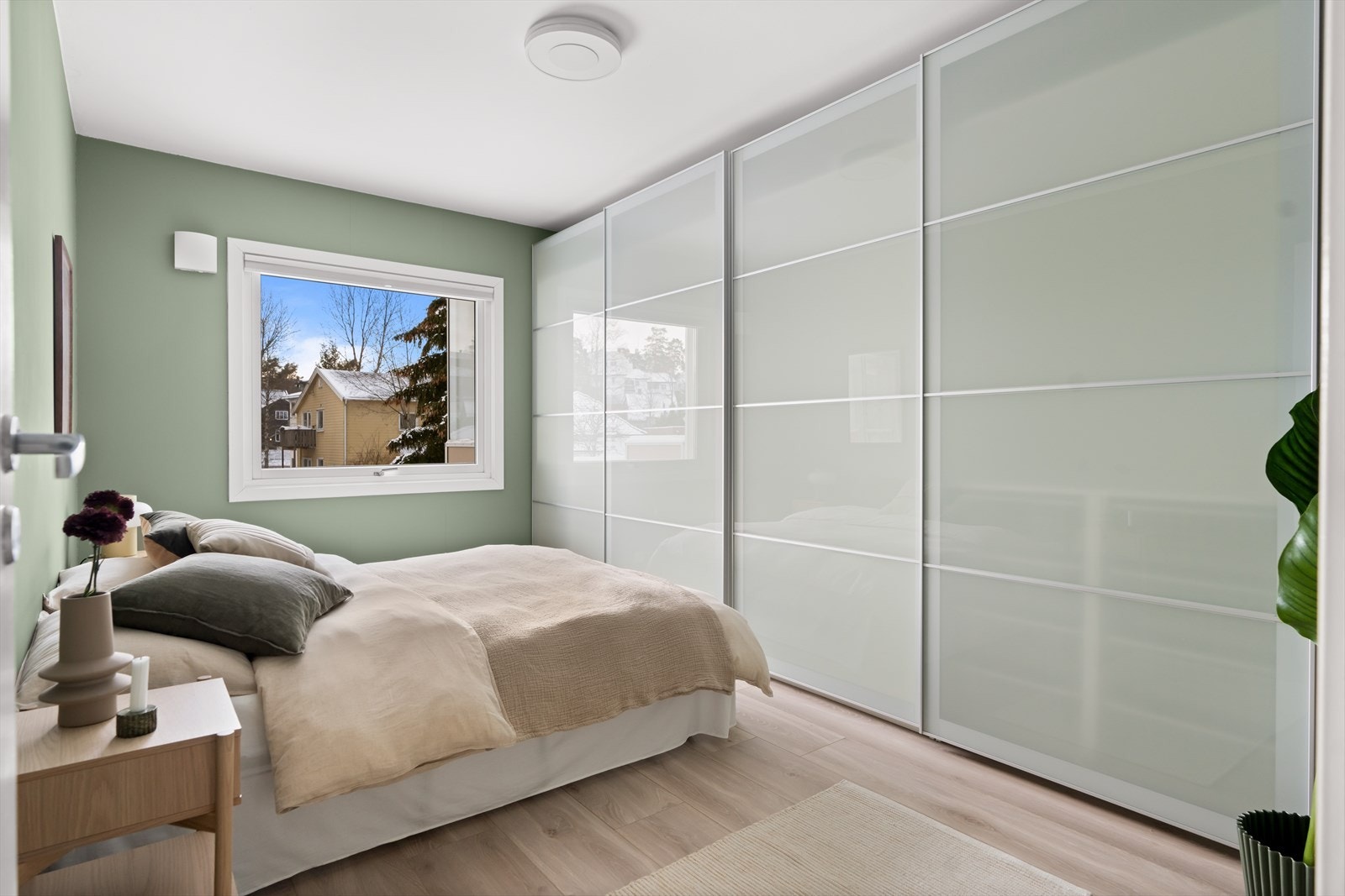 Videre er det rikelig med oppbevaringsplass i en praktisk skyvedørsgarderobe. Galleribilde