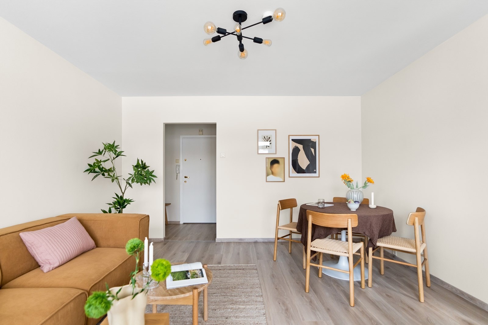 I stuen er det plass til sofaseksjon, tv-møbel og spisegruppe. Galleribilde